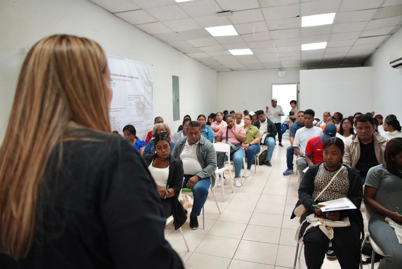 Emprendedores de El Chorrillo reunidos para el programa Cobre Emprende