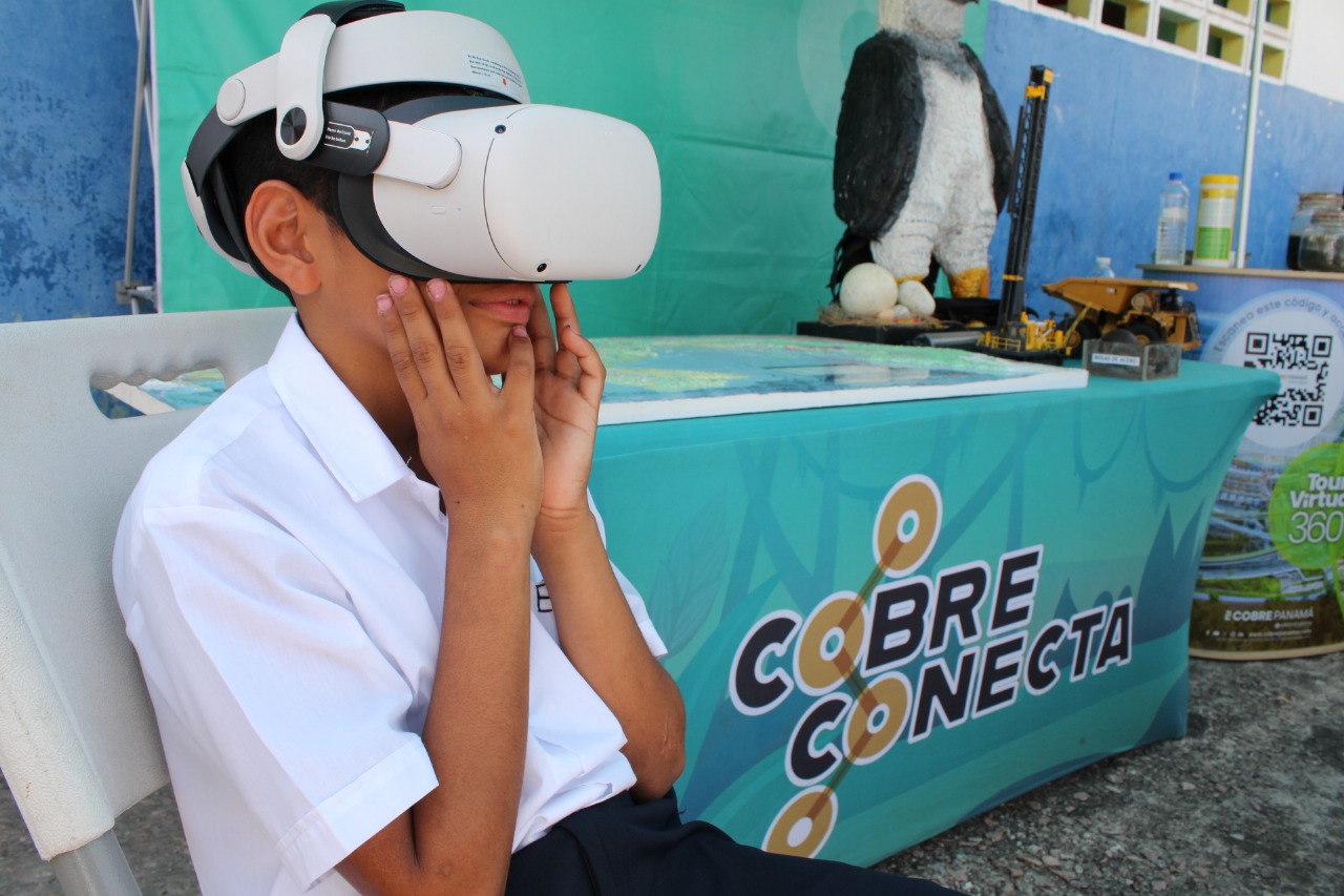 Estudiantes del Proyecto Escuela Feliz participando en actividades educativas en las escuelas de Colón y Coclé beneficiadas por Cobre Panamá