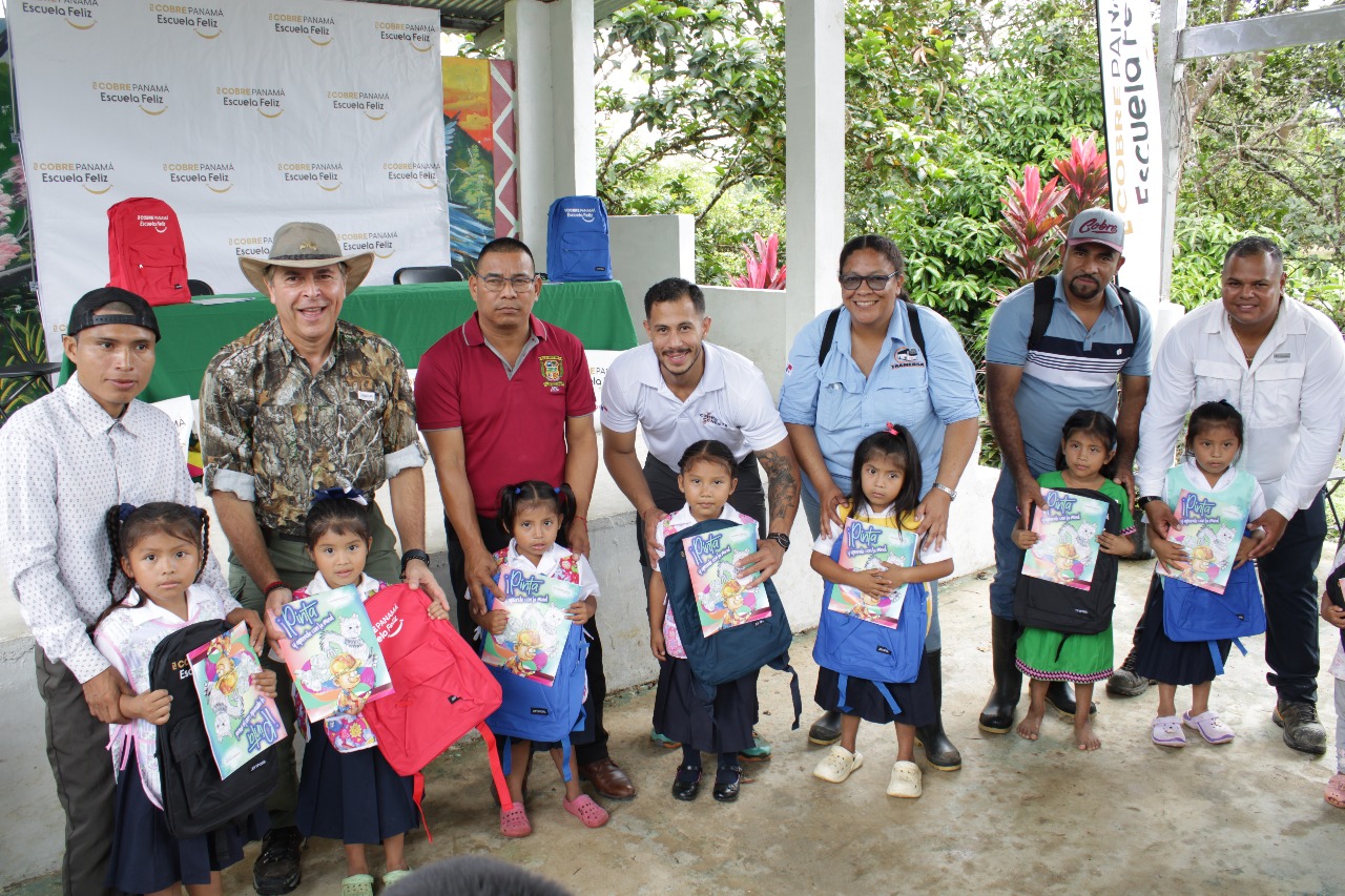 Comedor escolar con estudiantes disfrutando de almuerzo nutritivo proporcionado por Cobre Panamá