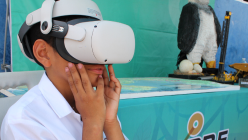 Estudiante usando realidad virtual