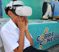 Estudiante utilizando tecnología educativa proporcionada por el Proyecto Escuela Feliz de Cobre Panamá